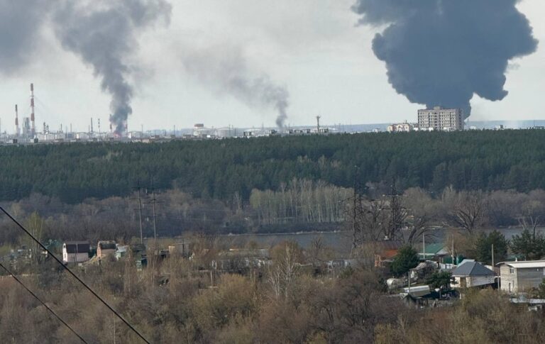 Дрони спричинили пожежу на Сизранському НПЗ в РФ