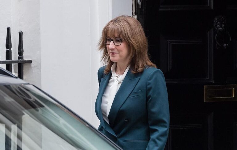 Голова Мінфіну Британії назвала війну США в Ірані “дурістю”