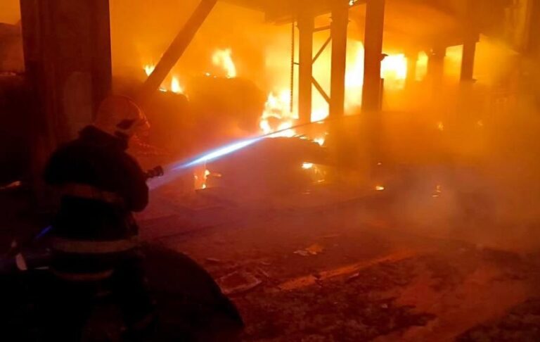 На Київщині після атаки палає підприємство