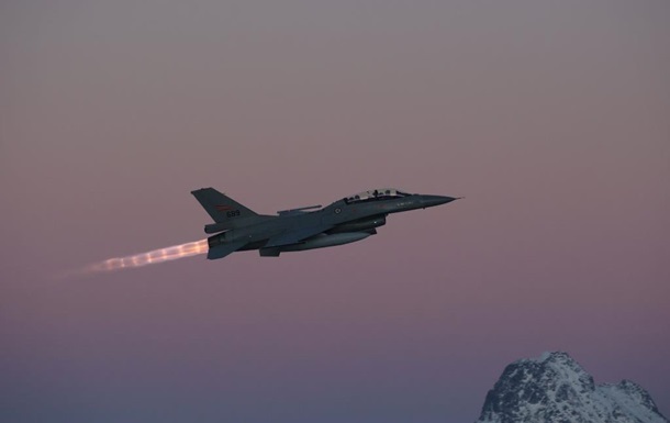 Прем’єр Норвегії спрогнозував появу переданих F-16 у небі України