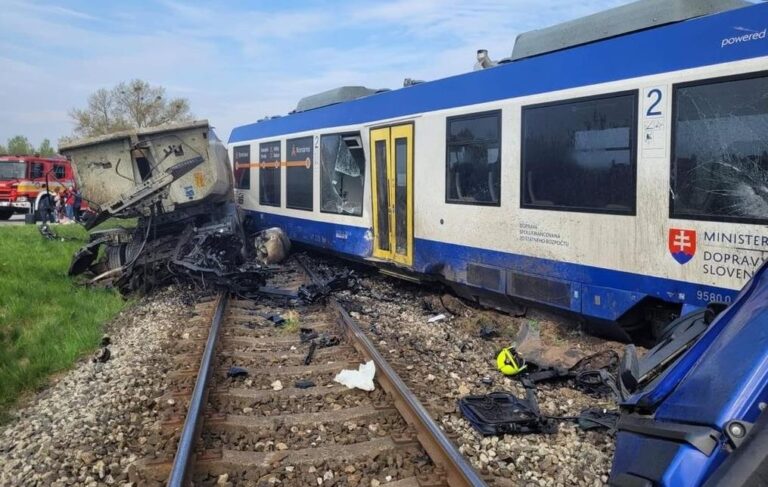 У Словаччині потяг зіткнувся з фурою: є жертва та постраждалі